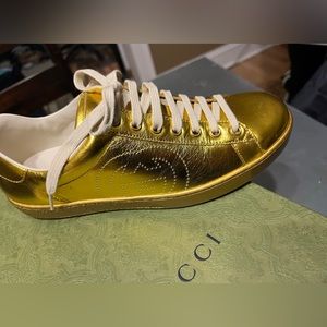 Gucci ace sneaker. Never worn. Fits a men’s 9/9.5 or women’s 10.5/11